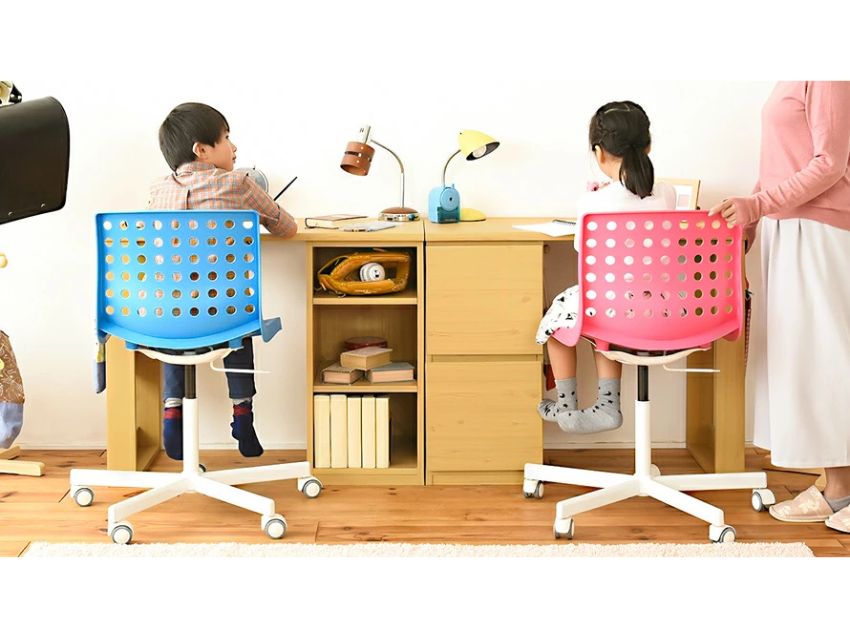 ナチュラルテイストのツインデスク