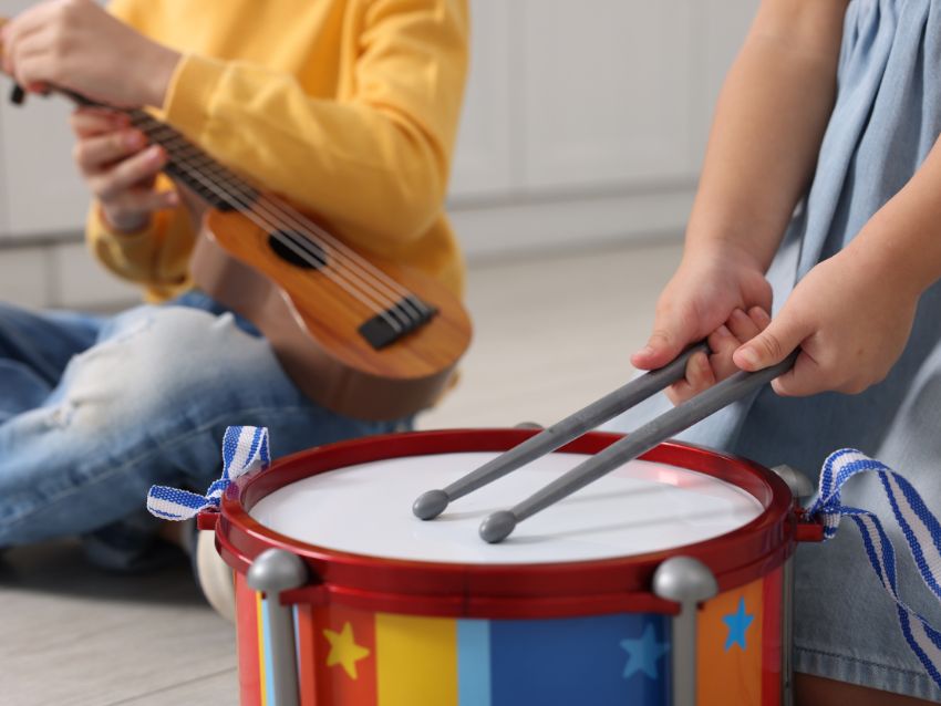楽器を楽しむ子供