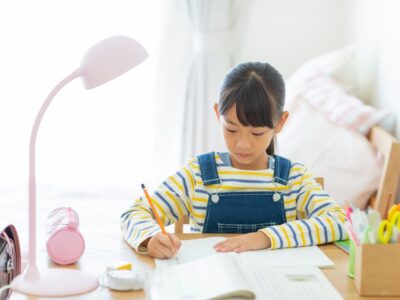 勉強机とデスクライトと女の子