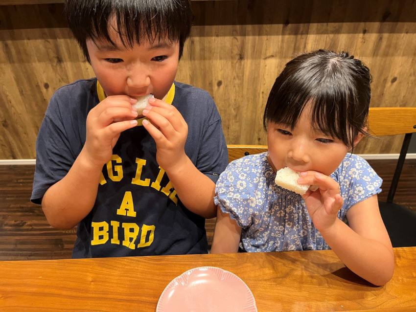 作ったおにぎりを食べている子供たち