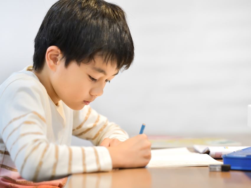 学習机で勉強する男の子