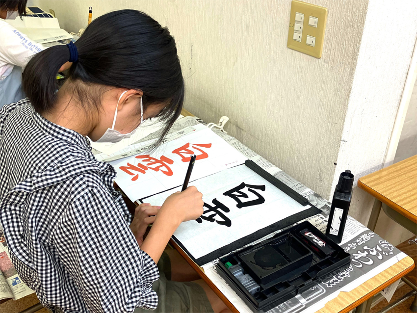 児童くらぶ書道教室のレッスン風景