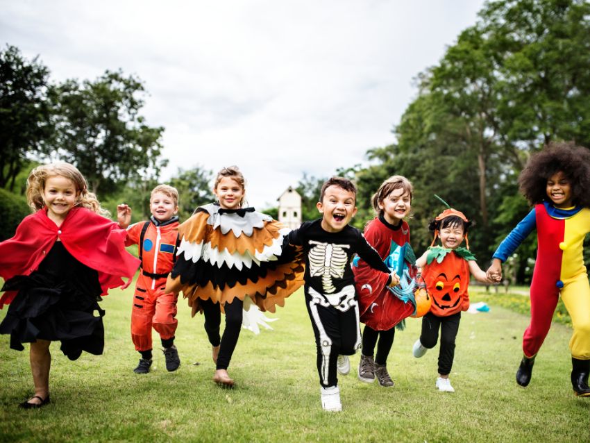 ハロウィンの仮装をしている子どもたち