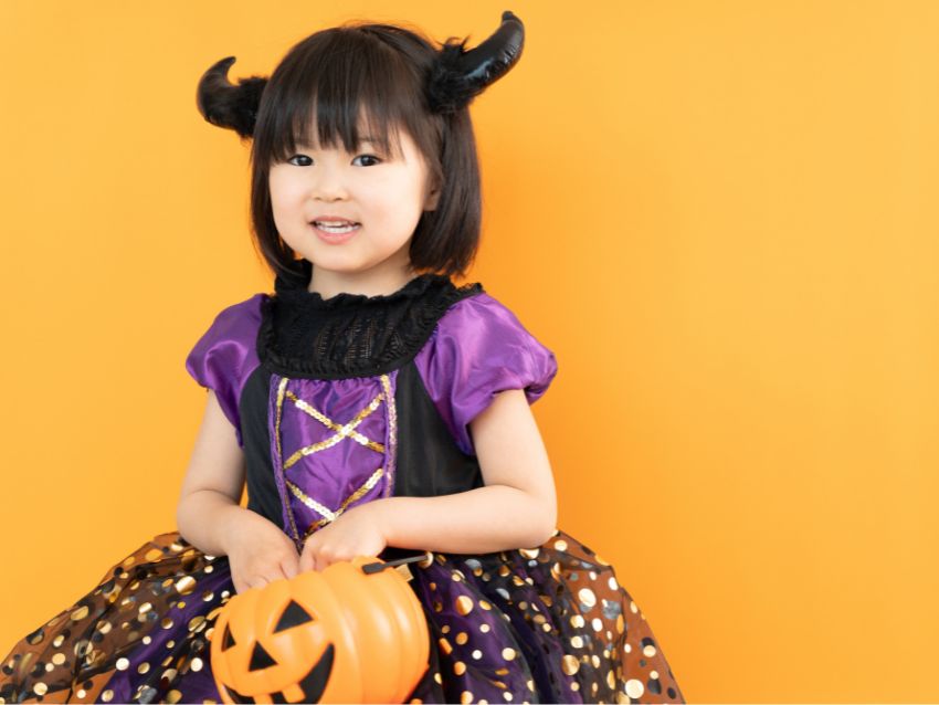 ハロウィンの仮装をしている女の子