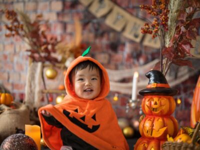 安いハロウィン仮装を楽しんでいる子供