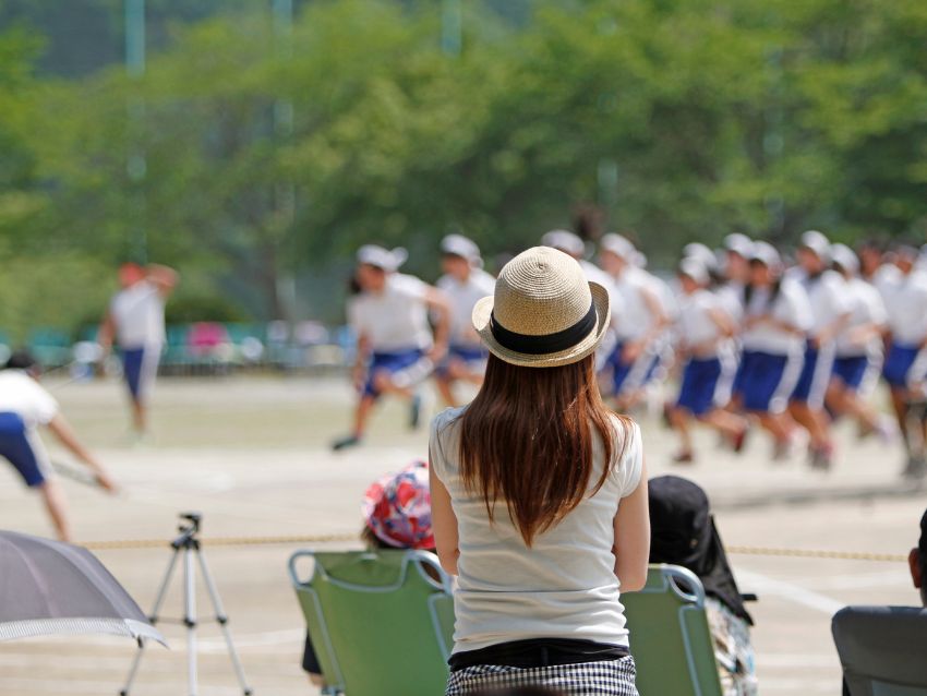 運動会を観戦しているママ