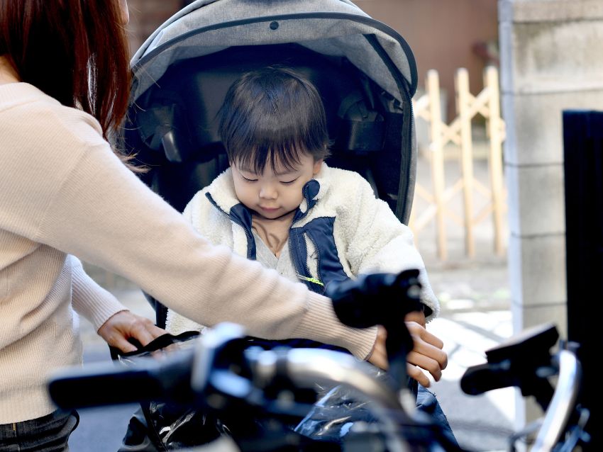 自転車に子供を乗せる様子