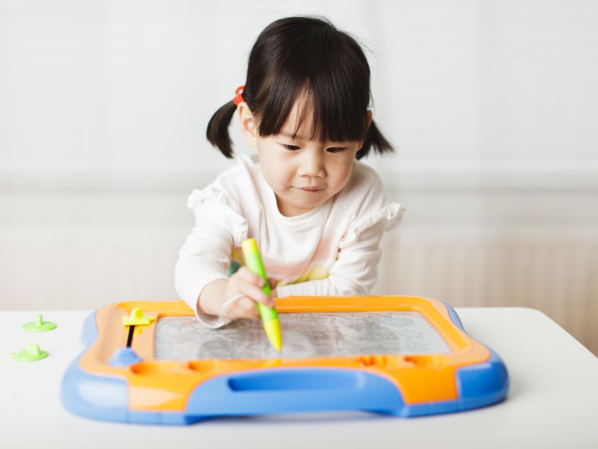 お絵描きする女の子の様子