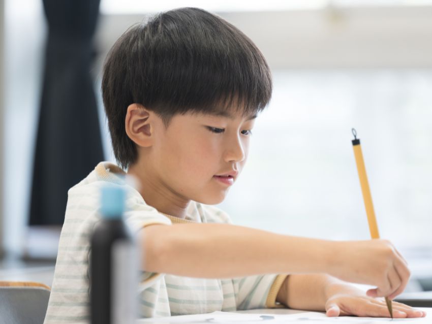 書道をする男の子