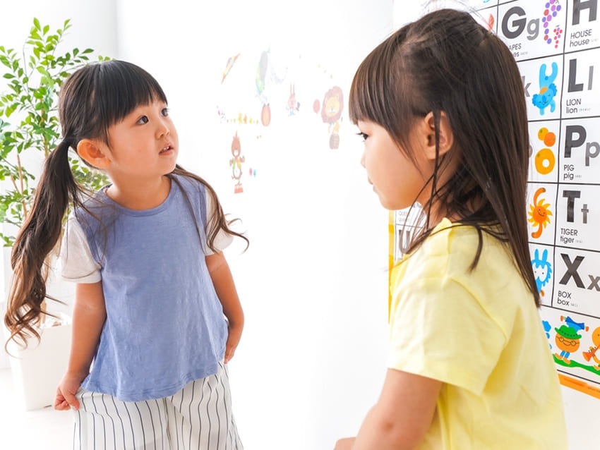 英語の勉強をする女の子