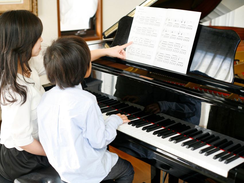 ピアノを教わる子どもの様子