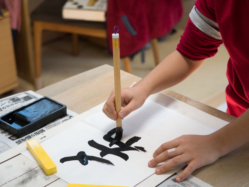 習字（書道）をする子供