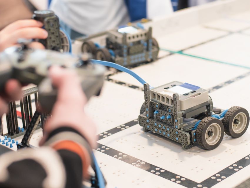 プログラミングロボットを作成する様子