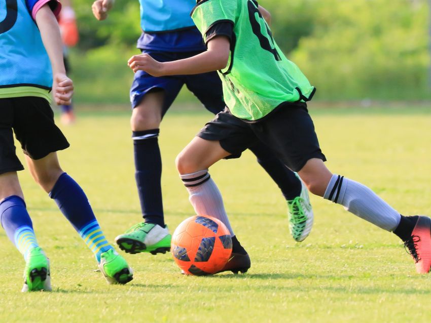 サッカーをする子供たち