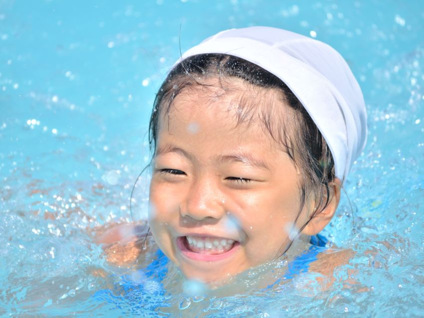 水泳をする女の子