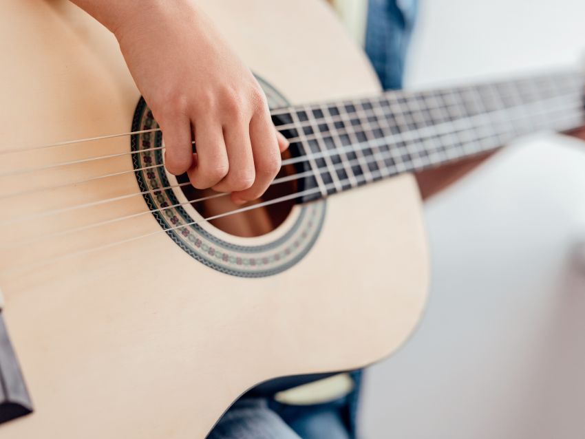 ギターを弾く子供