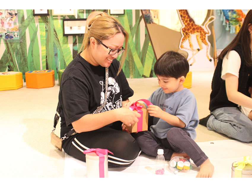 〈PLAY! ART! BABY!「音のプレゼントであそぼう ―雪の世界へ―」〉イベントを楽しむ親子の様子