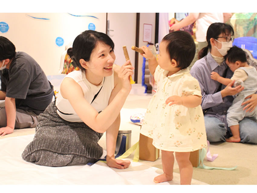 〈PLAY! ART! BABY!「音のプレゼントであそぼう ―雪の世界へ―」〉イベントを楽しむ親子の様子