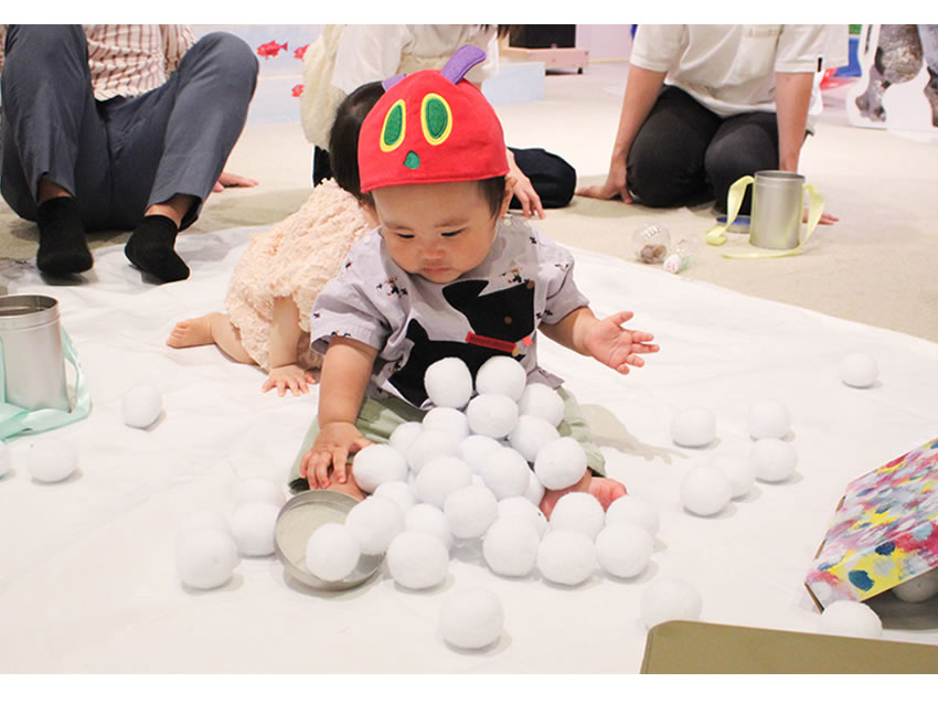 〈PLAY! ART! BABY!「音のプレゼントであそぼう ―雪の世界へ―」〉イベントを楽しむ子供の様子