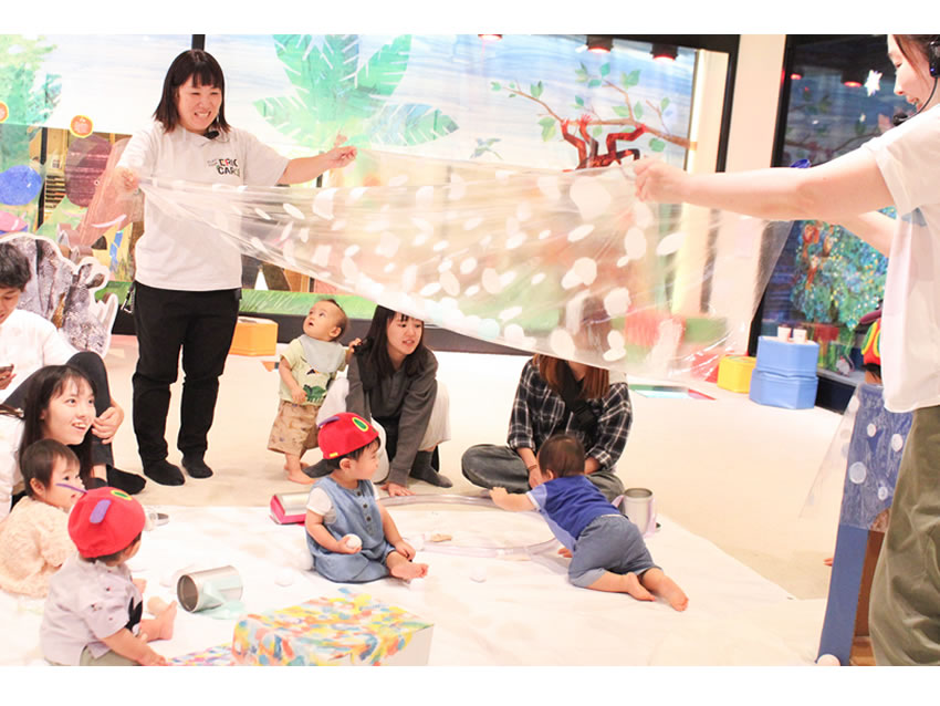 〈PLAY! ART! BABY!「音のプレゼントであそぼう ―雪の世界へ―」〉イベントを楽しむ親子の様子