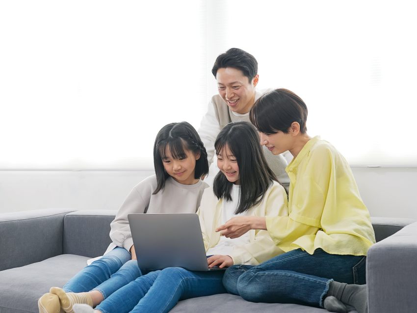 親子でPCを見ている様子