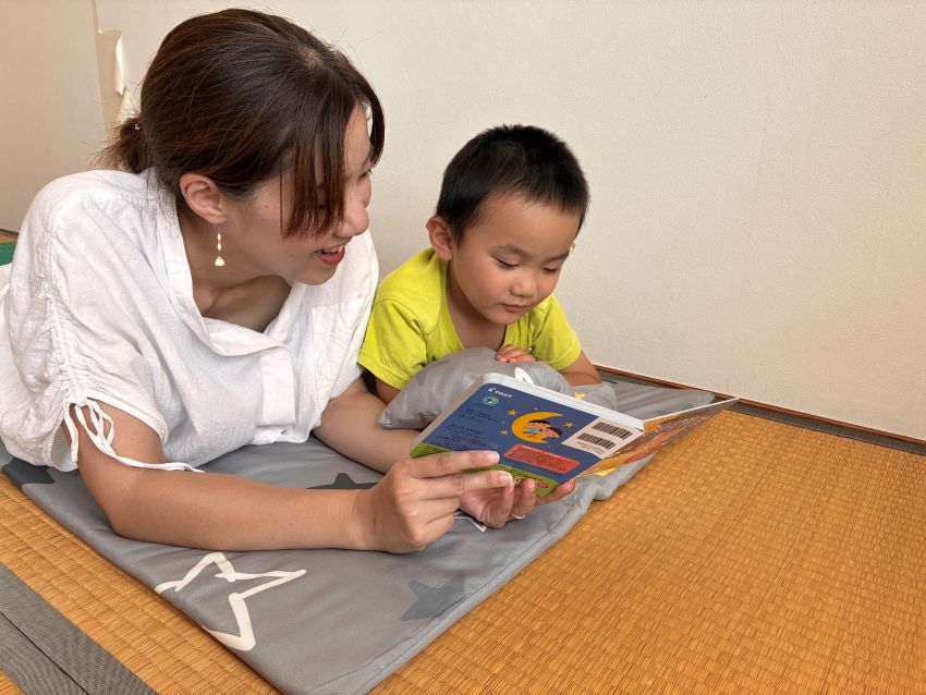 よしよしすやすやを読んでいる親子の様子