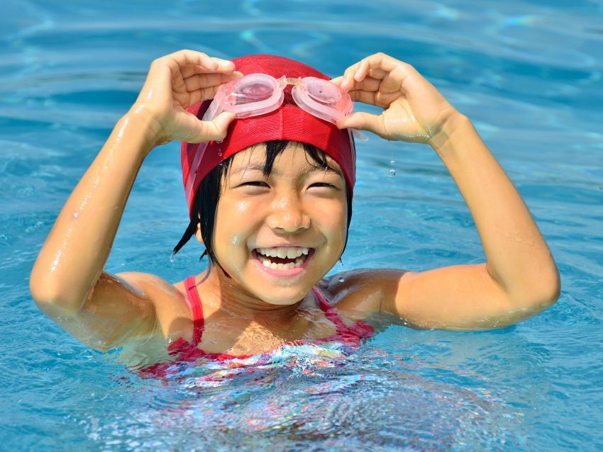 水泳をしている女の子