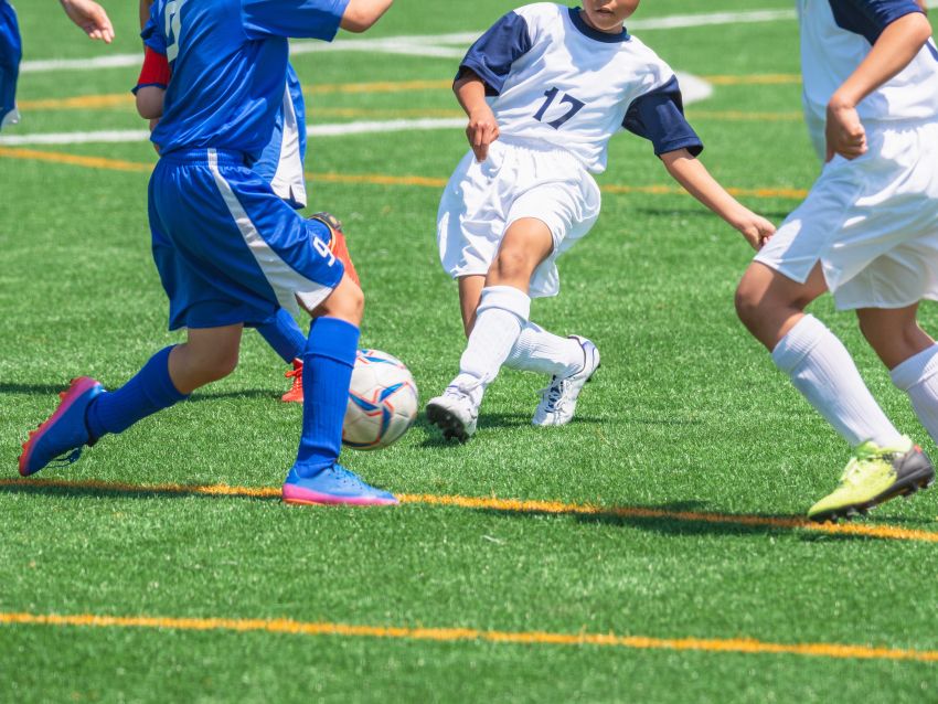 少年サッカーの試合風景