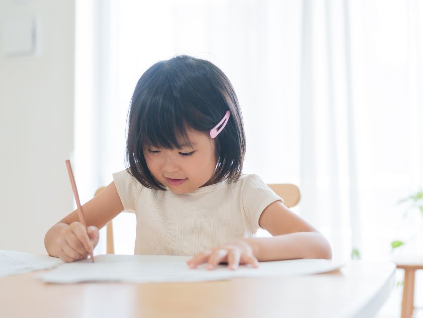 プリント学習をする女の子
