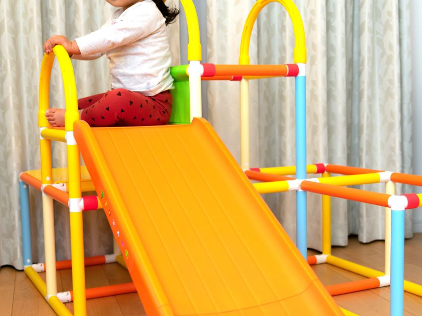 自宅のジャングルジムで遊ぶ女の子