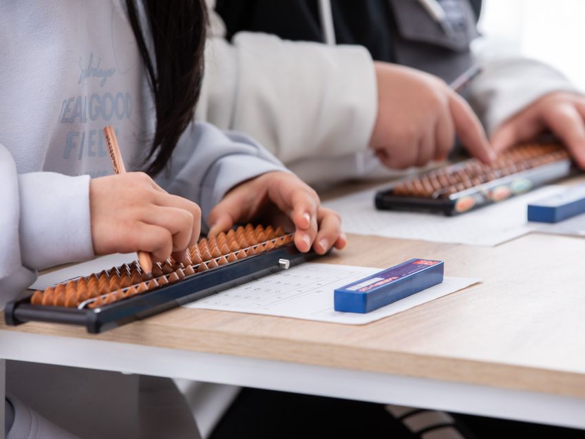 そろばんをする子供