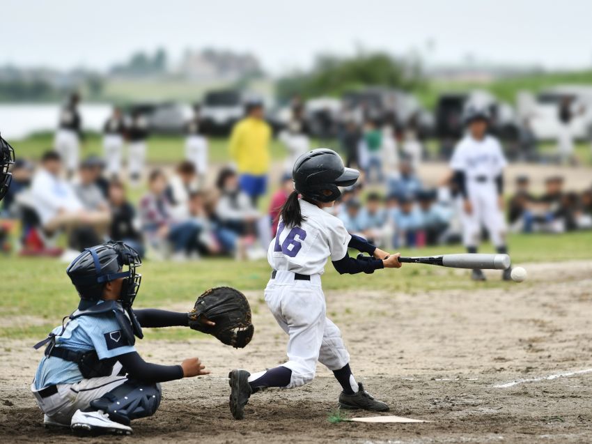野球の試合をしている子供の様子