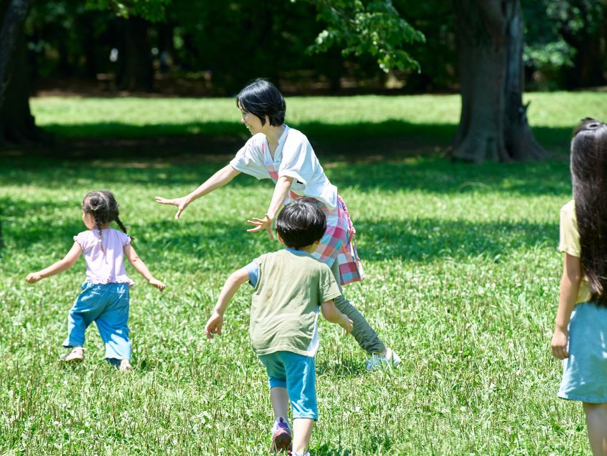 鬼ごっこする子供たち