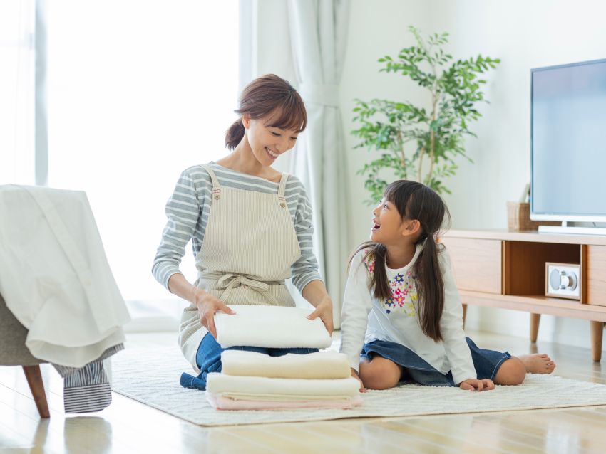 洗濯物をたたむ親子