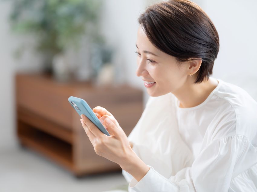 スマホを見るママ