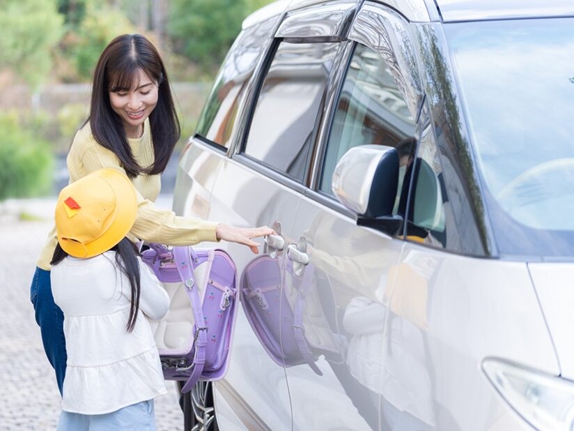 小学生の子どもを車で送迎するママ