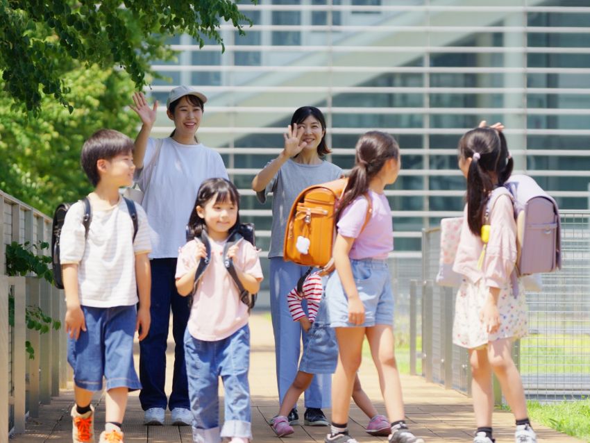 子どもの登校を見守る保護者