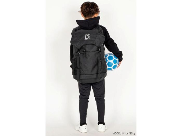 サッカーリュックを背負った男の子