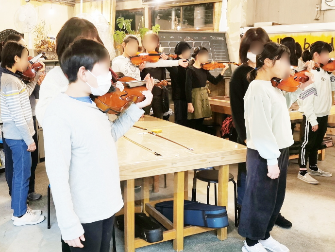 小学生のための6週間バイオリン・レッスンの雰囲気がわかる写真