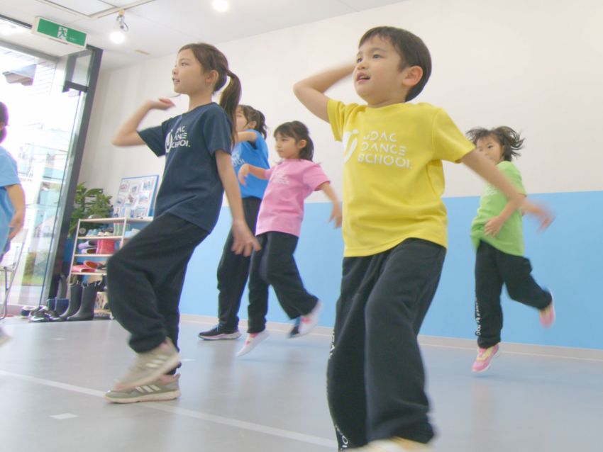 JDACダンススクール大阪野江本校の低学年クラス（年長～小2目安）