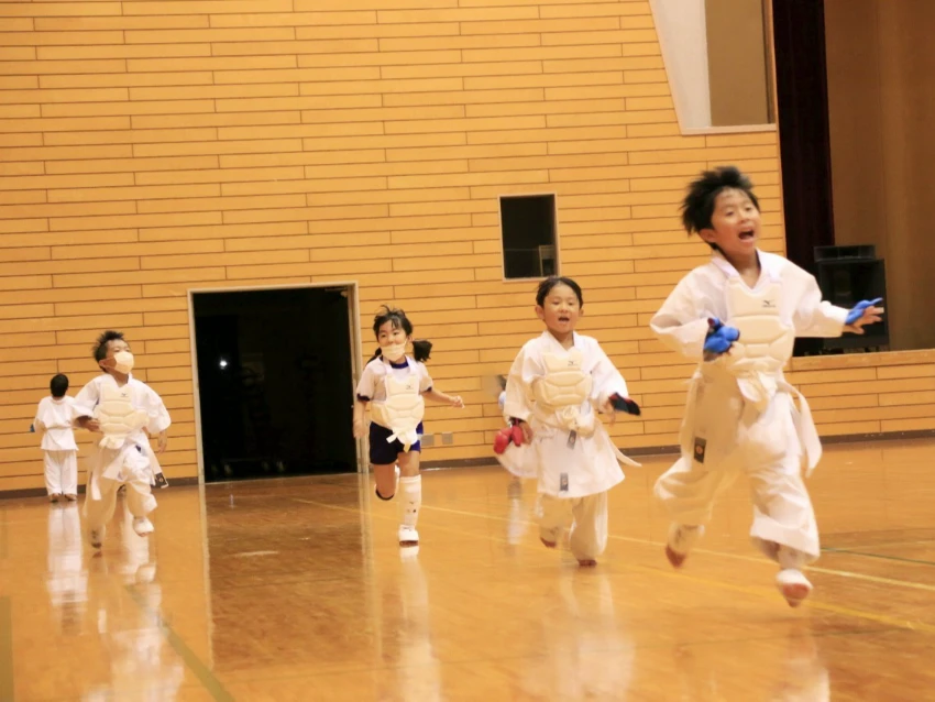 全日本空手道連盟糸東会 糸東塾本部のみんな未経験からスタートです♪見学、体験、いつでもOK♪お気軽にお問い合わせください！