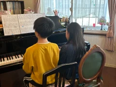 【レッスンの風景】兄妹の笑顔と、玄関の春