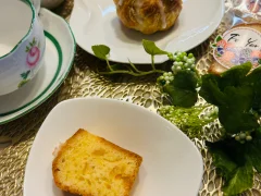 卒業生の笑顔とジンジャーケーキ